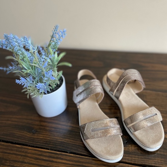 VANELi Espy Metallic Gold Sandal - Picture 2 of 6